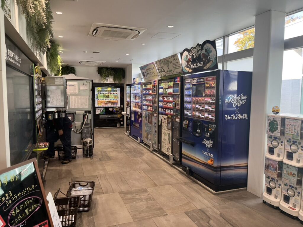 佐野SA上りの自販機コーナー。通路沿いに飲み物の自販機がまとまっており、売店が混んでいてもすぐにドリンクを買える動線
