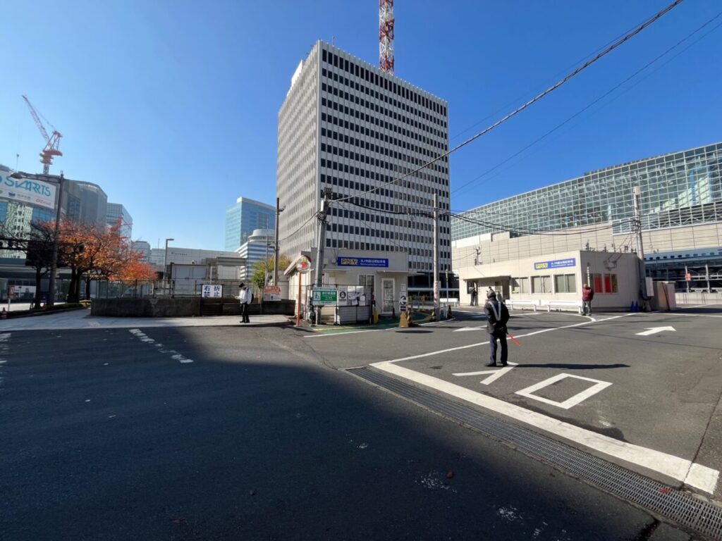 大通りに面した鍜治橋駐車場の入口。車両誘導を行う係員がおり、子連れでも迷わず到着できる様子