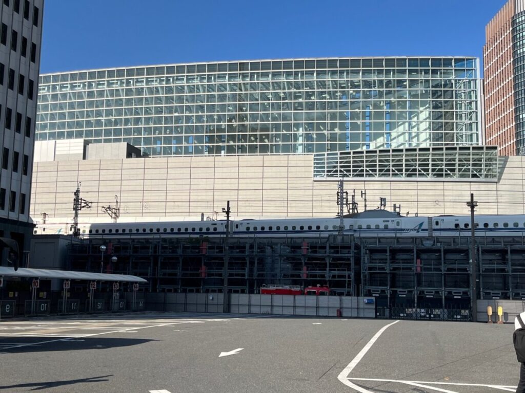 鍜治橋駐車場からiPhone標準倍率で撮影した新幹線。待合室付近からもこの程度の距離で新幹線が見える