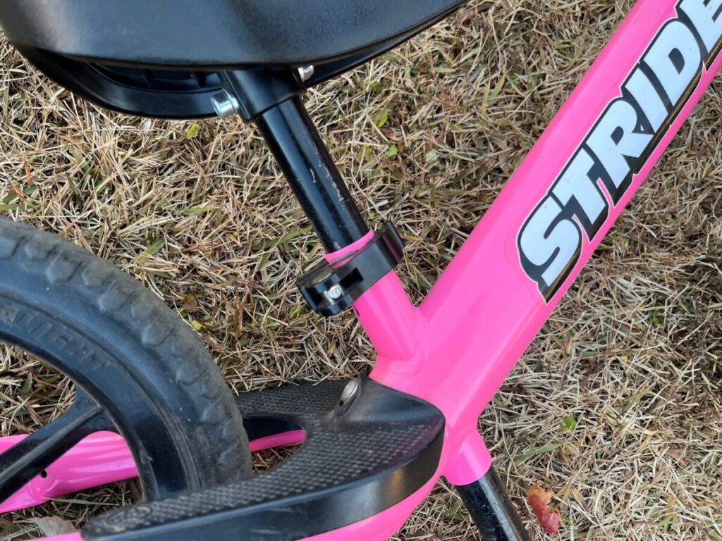 STRIDER 12 Sport のサドル調整部分のクローズアップ写真。工具不要で調整しやすい構造。