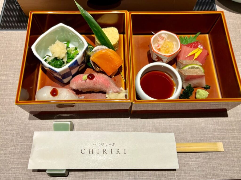 前菜とお造りが並んだ京都つゆしゃぶCHIRIRIの二段重