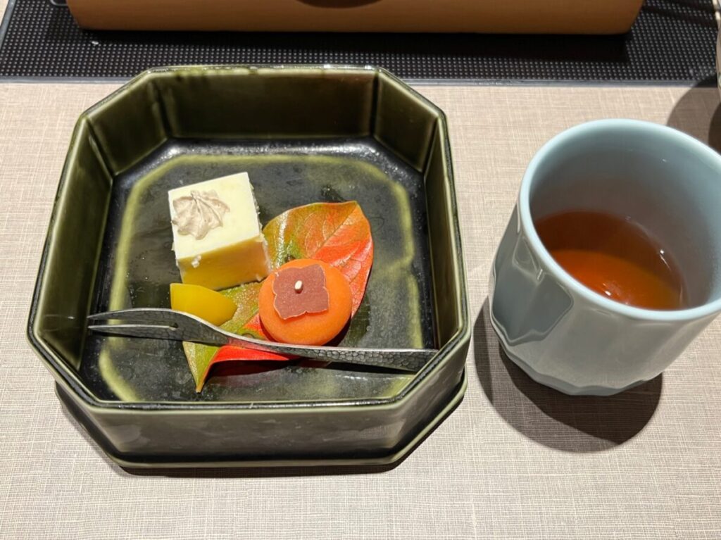 和菓子とケーキが少しずつ盛られたデザートプレート