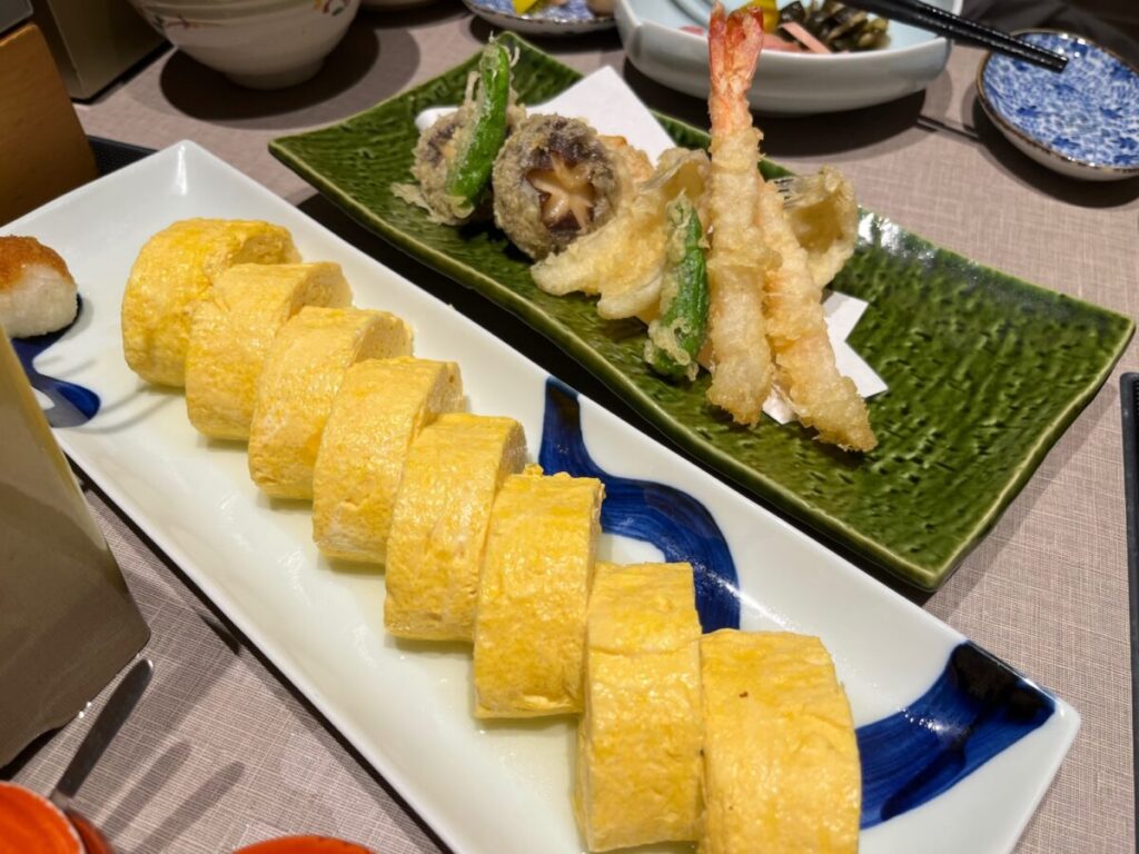 追加で注文しただし巻き卵と天ぷらの盛り合わせ