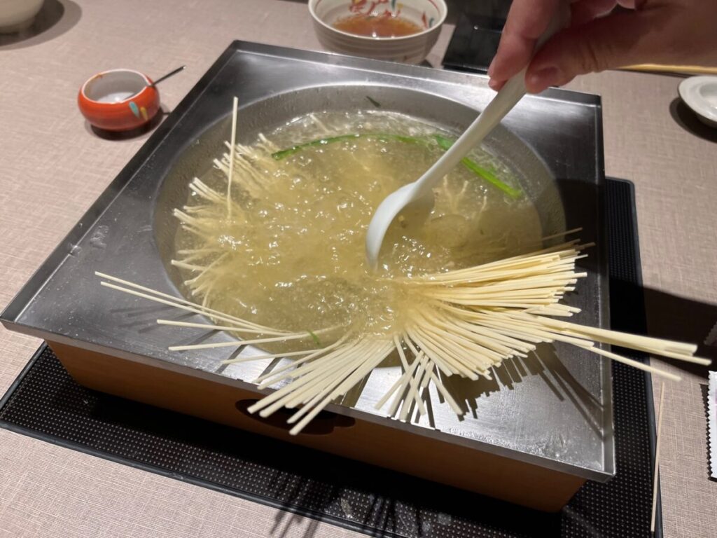 つゆしゃぶの〆として鍋に投入されたうどん