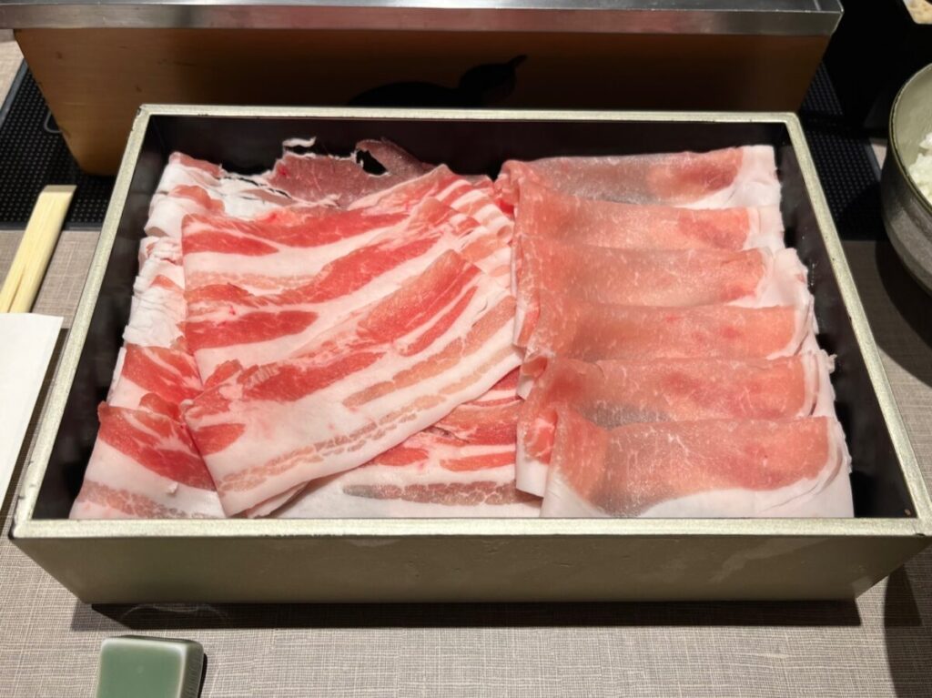 豚肉がきれいに並べられたしゃぶしゃぶ用のお肉