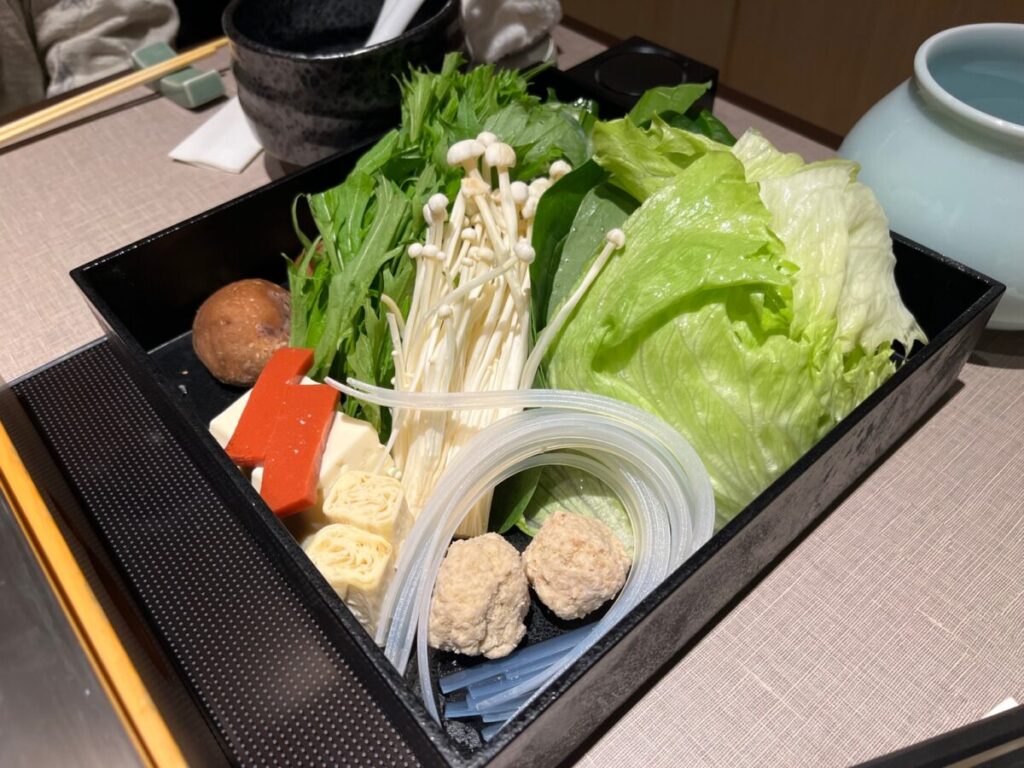 しゃぶしゃぶ用の野菜がたっぷり盛られた大皿