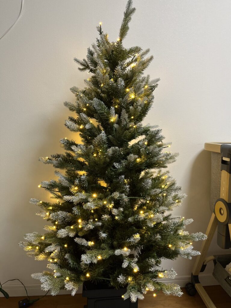 コストコクリスマスツリー137cmのゴールドLED点灯の写真