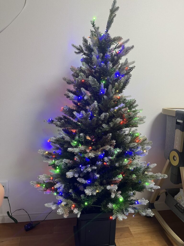 コストコクリスマスツリー137cmのカラフルLED点灯の写真