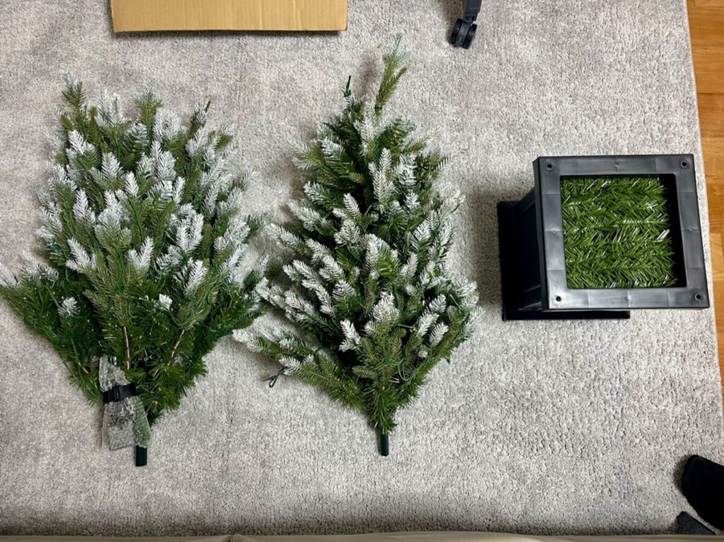 コストコクリスマスツリー137cmのパーツ内容と枝の様子の写真