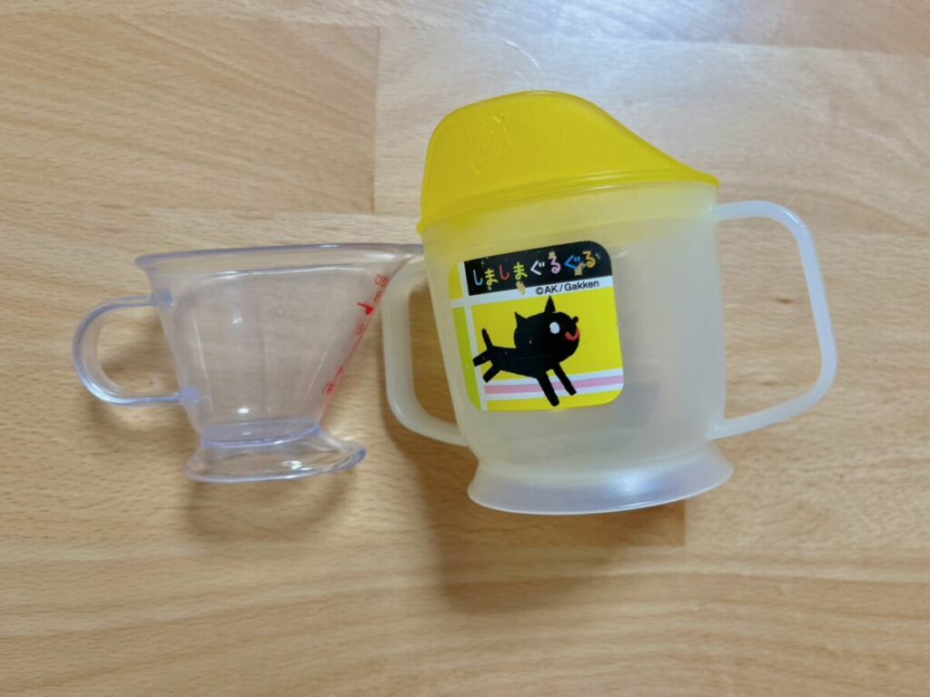 ニトリの軽量カップとその側面の写真