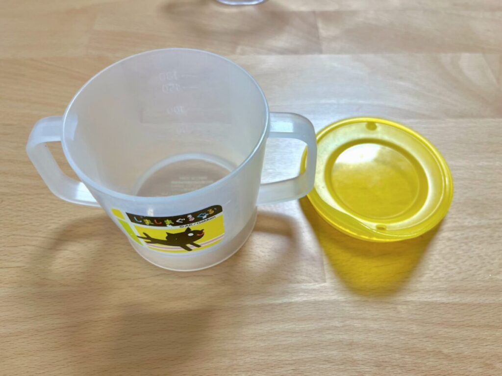 100均のトレーニングコップと蓋の写真