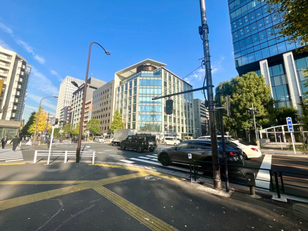 御成門駅A6出口付近の交差点と街並み。方向確認の目印になる大通りで、芝公園方面へアクセスしやすい。