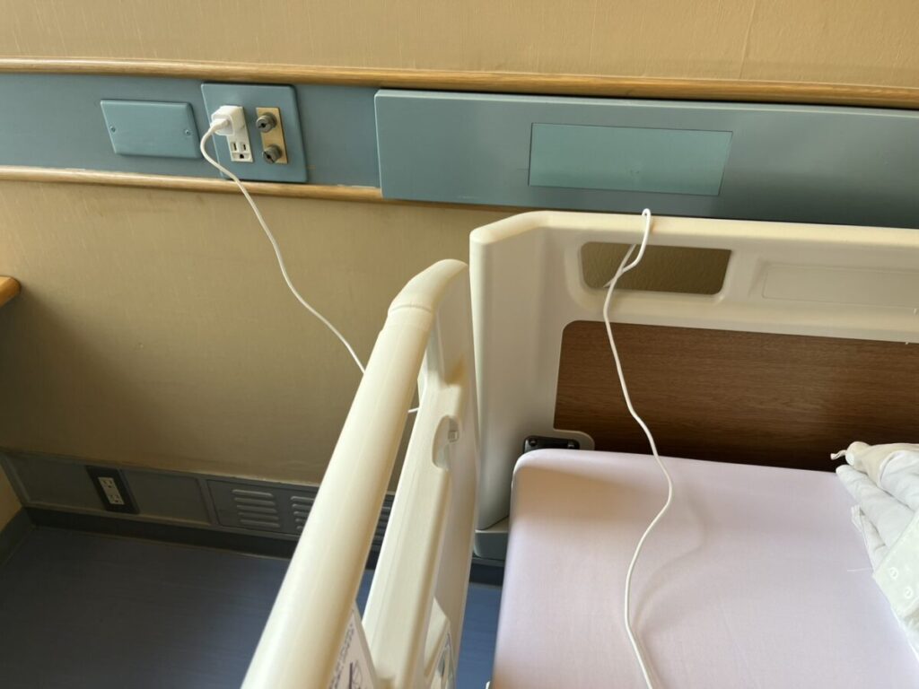 聖路加国際病院の産科個室ベッドまわりのコンセント配置