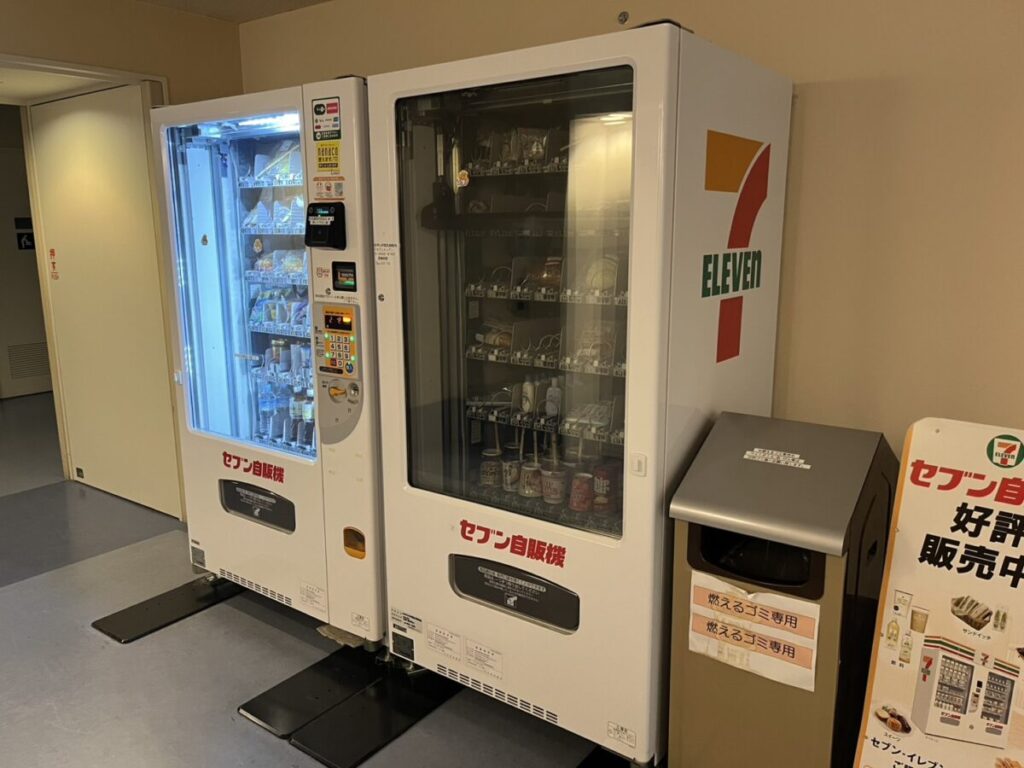 聖路加国際病院の病棟フロアにあるセブンイレブン自販機コーナー