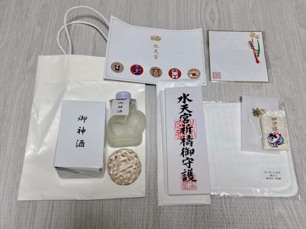 水天宮のお宮参りでいただいた撤下品セット（御神酒・御守・幣串・お祝い色紙・ガーゼハンカチ）