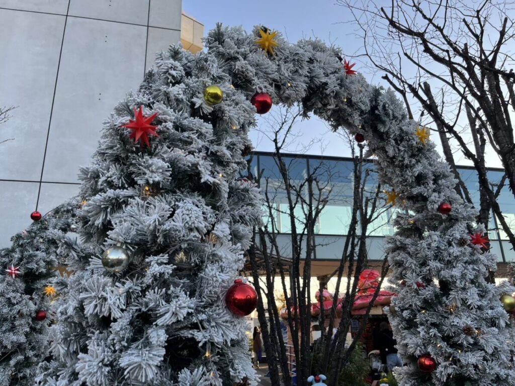 雪化粧のアーチが立ち並ぶ入口のフォトスポット。白い装飾が印象的。