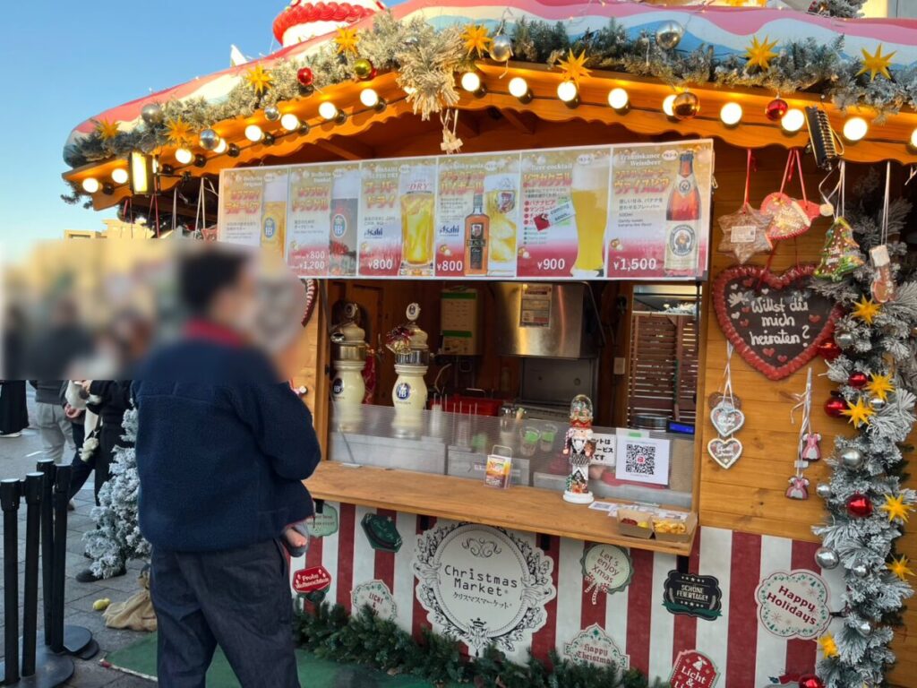 ヒュッテ外観のデコレーション。カラフルなオーナメントが並ぶ様子。