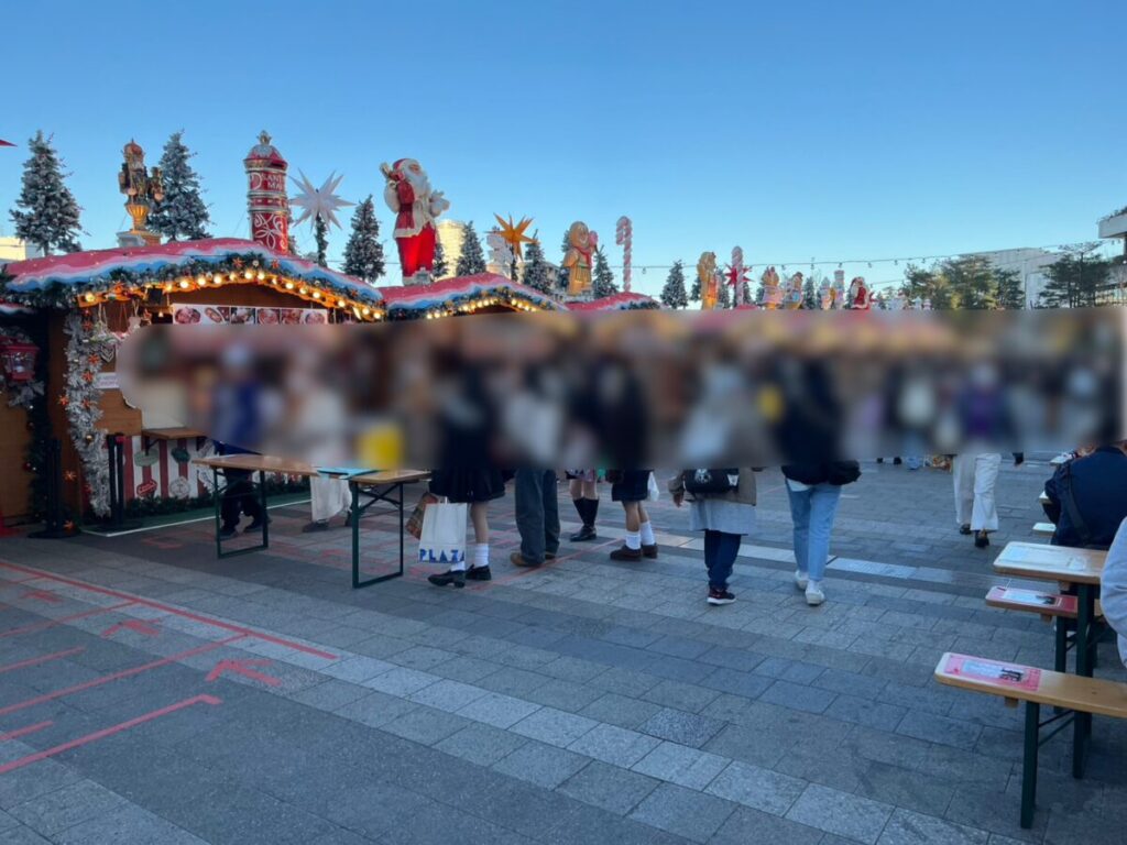 ヒュッテが横に並ぶメイン通路。人が適度にいて歩きやすい状況。