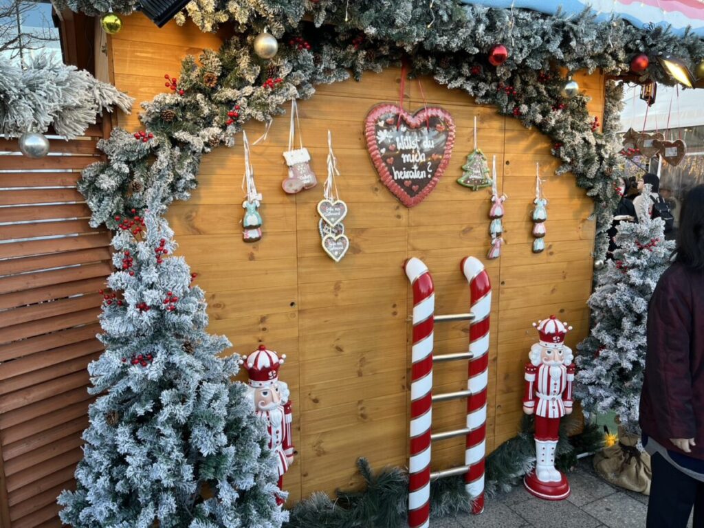 ヒュッテの壁面に配置された人形やスイーツモチーフなどの装飾の近接写真。