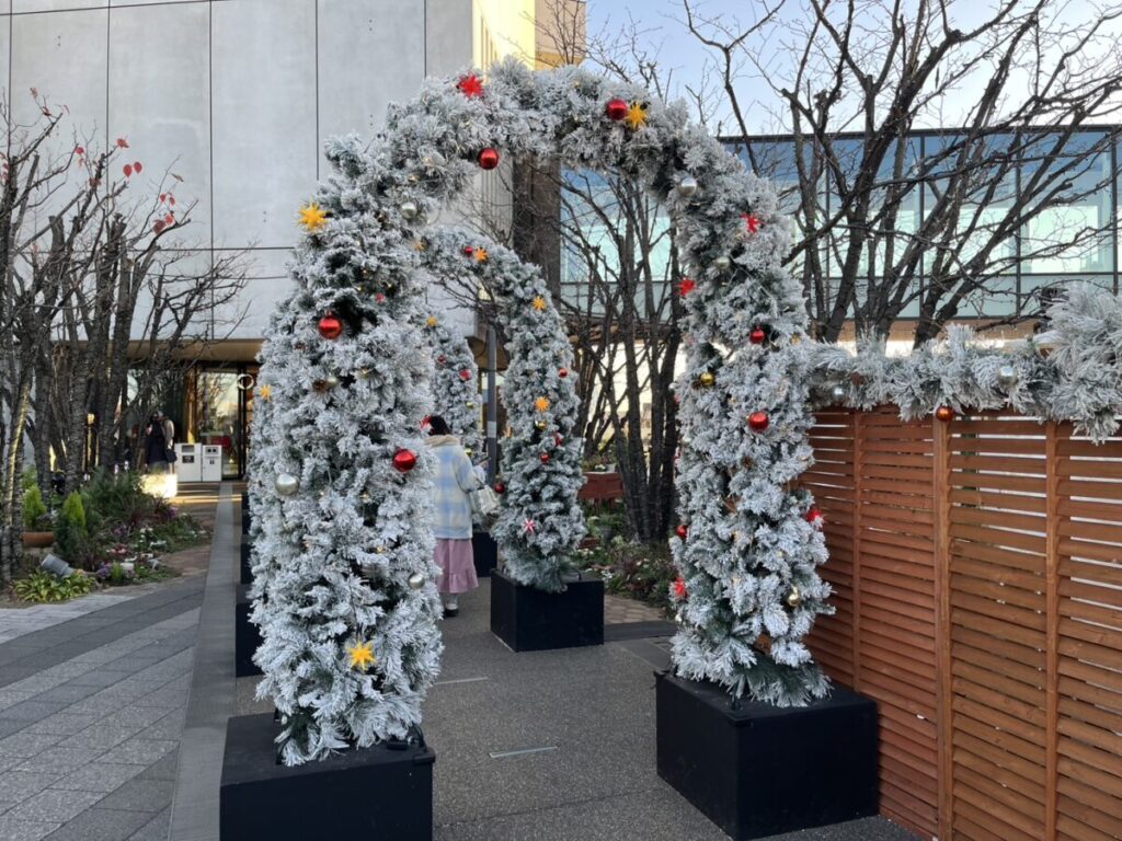 複数の雪のアーチが続く入口付近の風景。来場者がゆっくり歩いている様子。