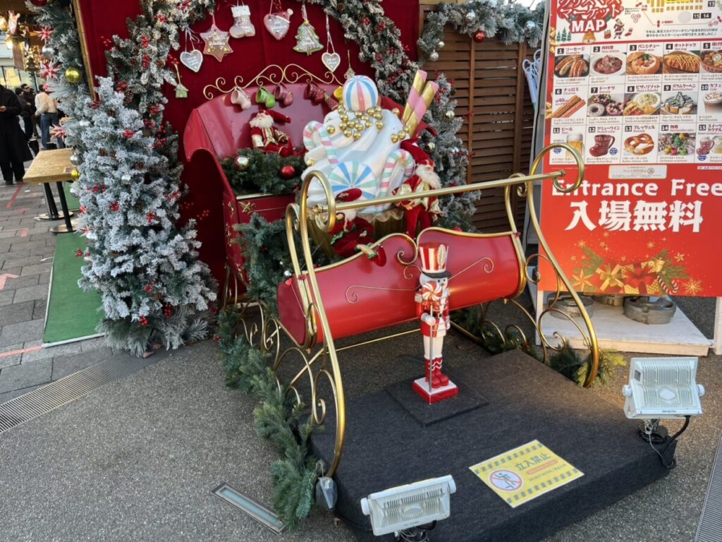 赤いソリ型フォトスポット。周辺にMAP看板もある入口側の撮影スポット。