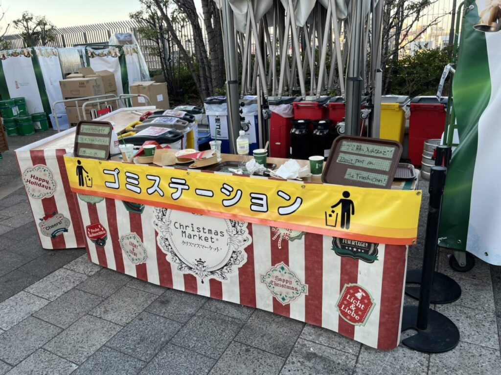 ゴミステーション。使用済みトレーを置くだけでスタッフが分別してくれる運用。