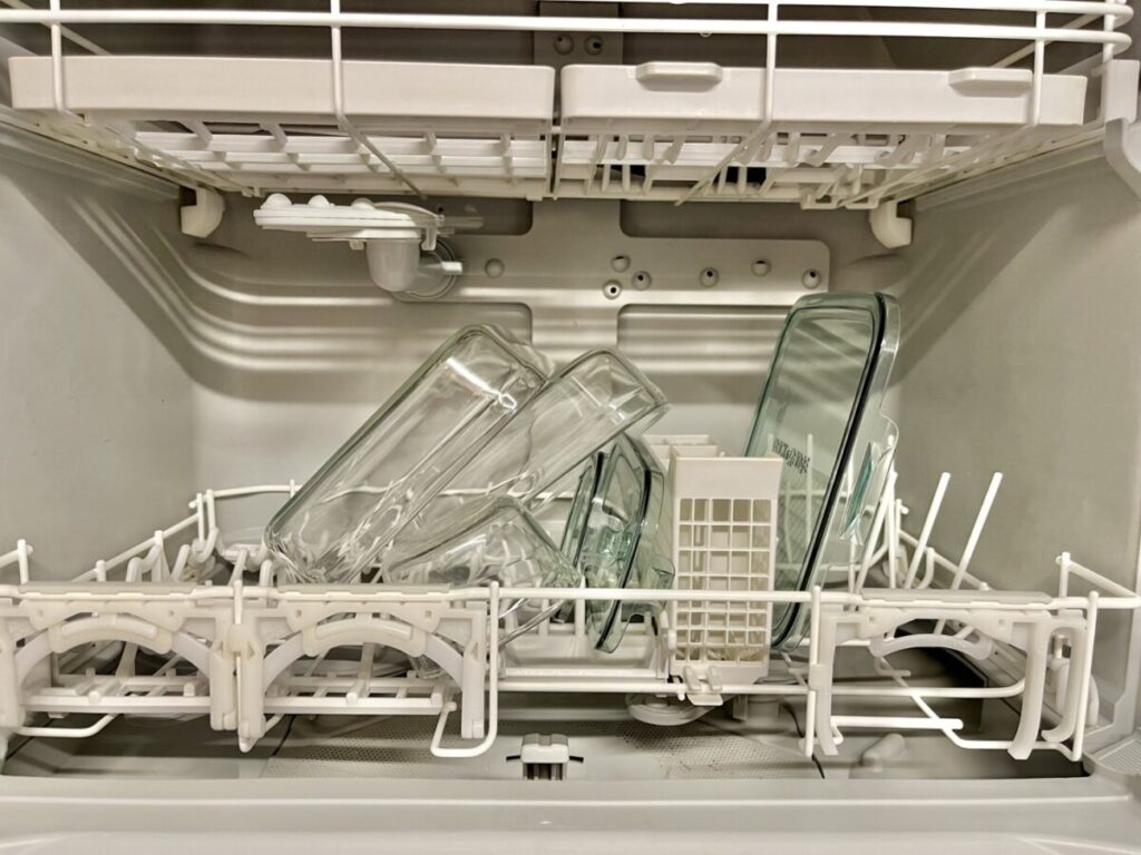 iwakiの耐熱ガラス保存容器とフタを食洗機で洗っている様子