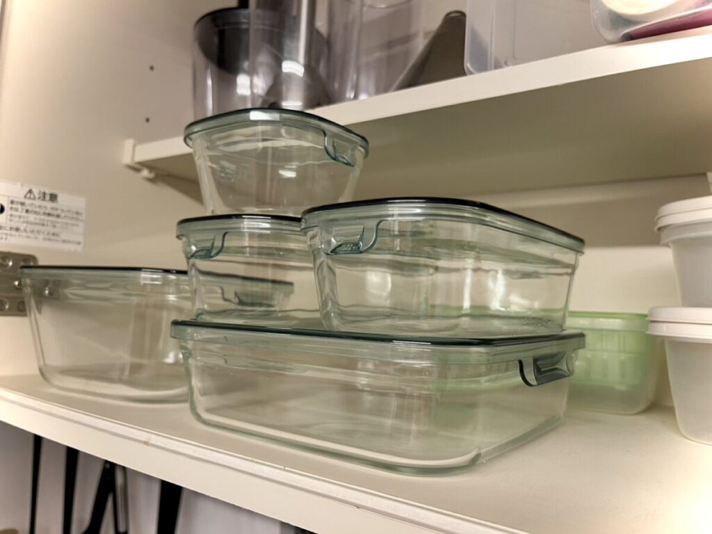 空のiwaki耐熱ガラス保存容器をサイズ別に重ねて収納している様子