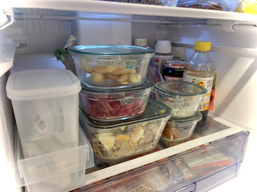 iwakiの耐熱ガラス保存容器をサイズ違いで重ねて冷蔵庫に収納している様子