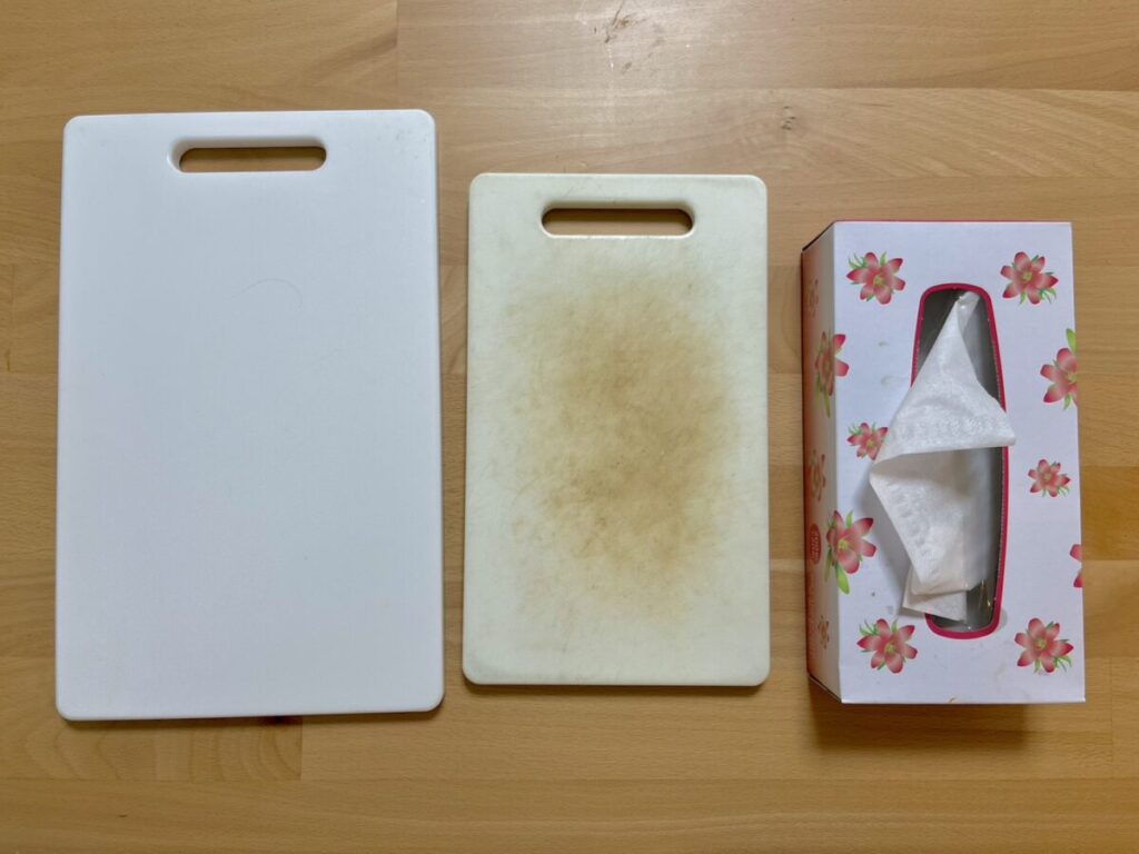 食洗機対応のまな板SサイズとMサイズを並べてサイズ感を比較している様子