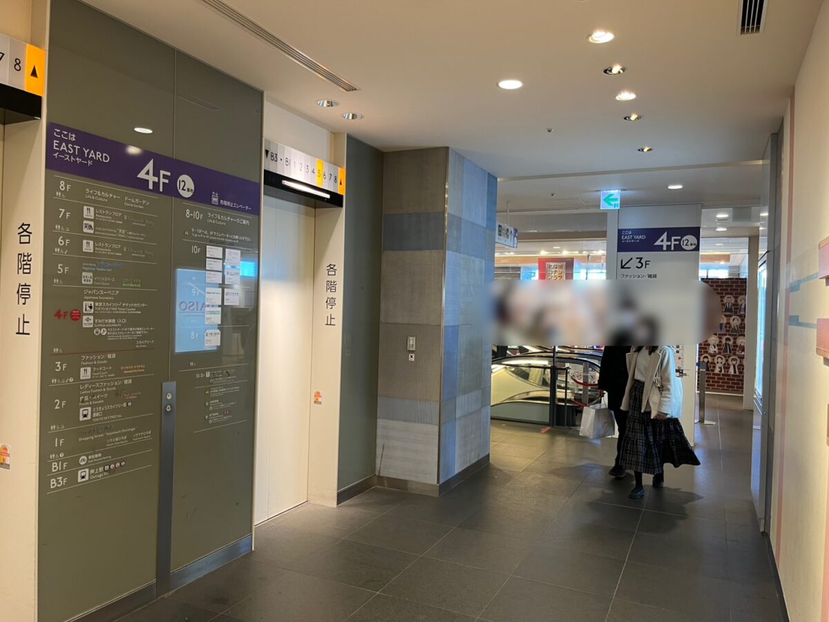 ソラマチ4階の通路(スカイツリー方面へ進むルートの雰囲気)|案内板を頼りに直進