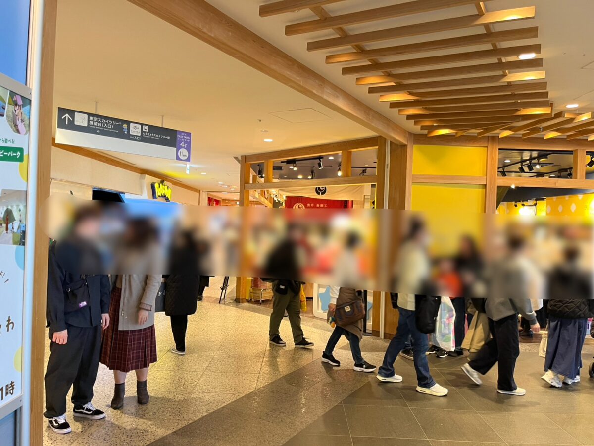 ポケモンセンター方面へ向かう通路(ソラマチ4階)|この先で三叉路に出る