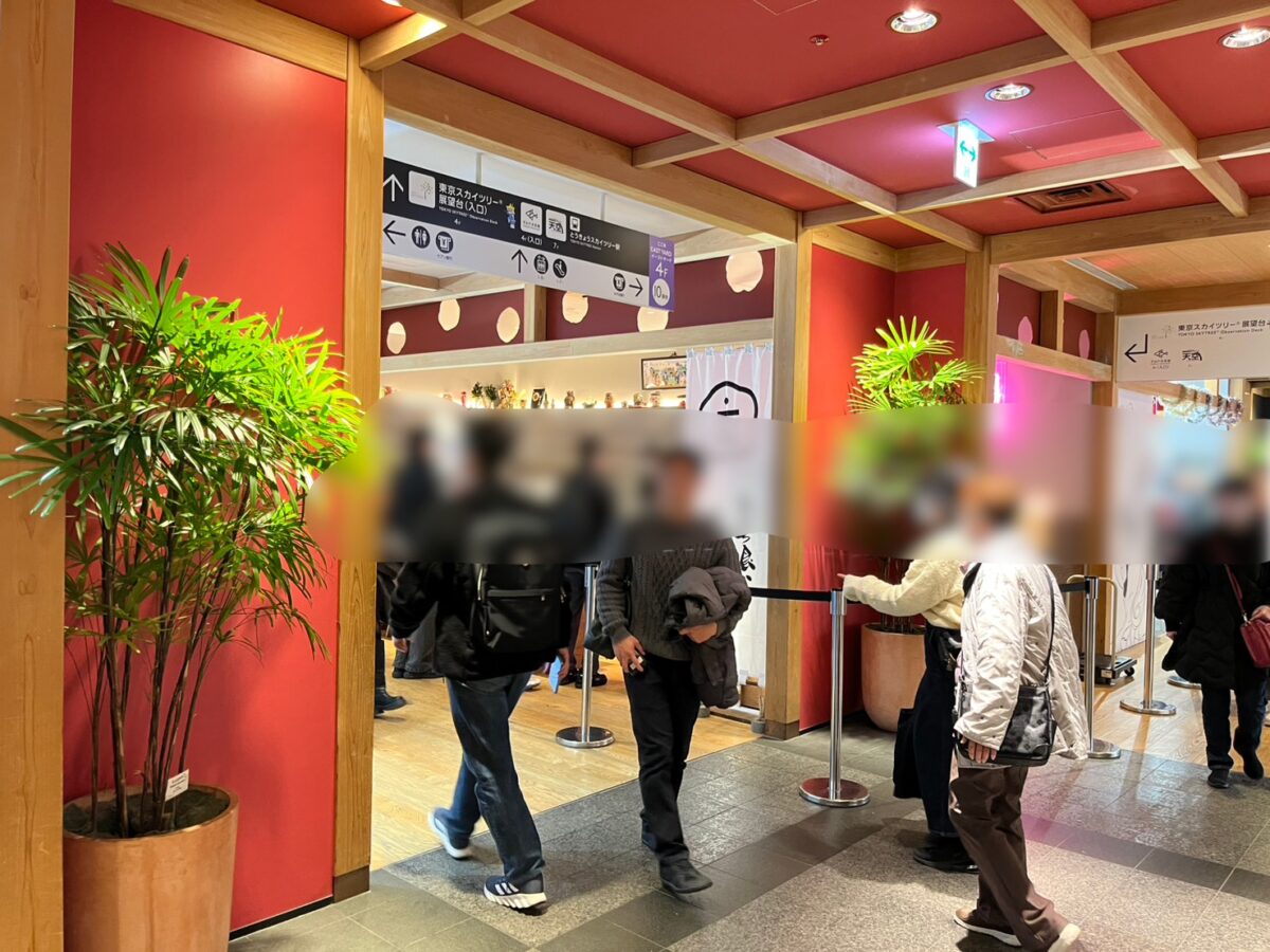 食品サンプルショップの角を右折した先の通り(ソラマチ4階)|次の左折ポイントへ進む