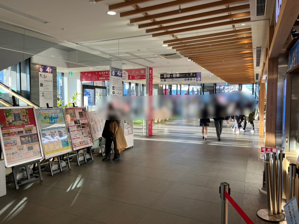 左折後の通路(ソラマチ4階)|左手にエスカレーターが見える