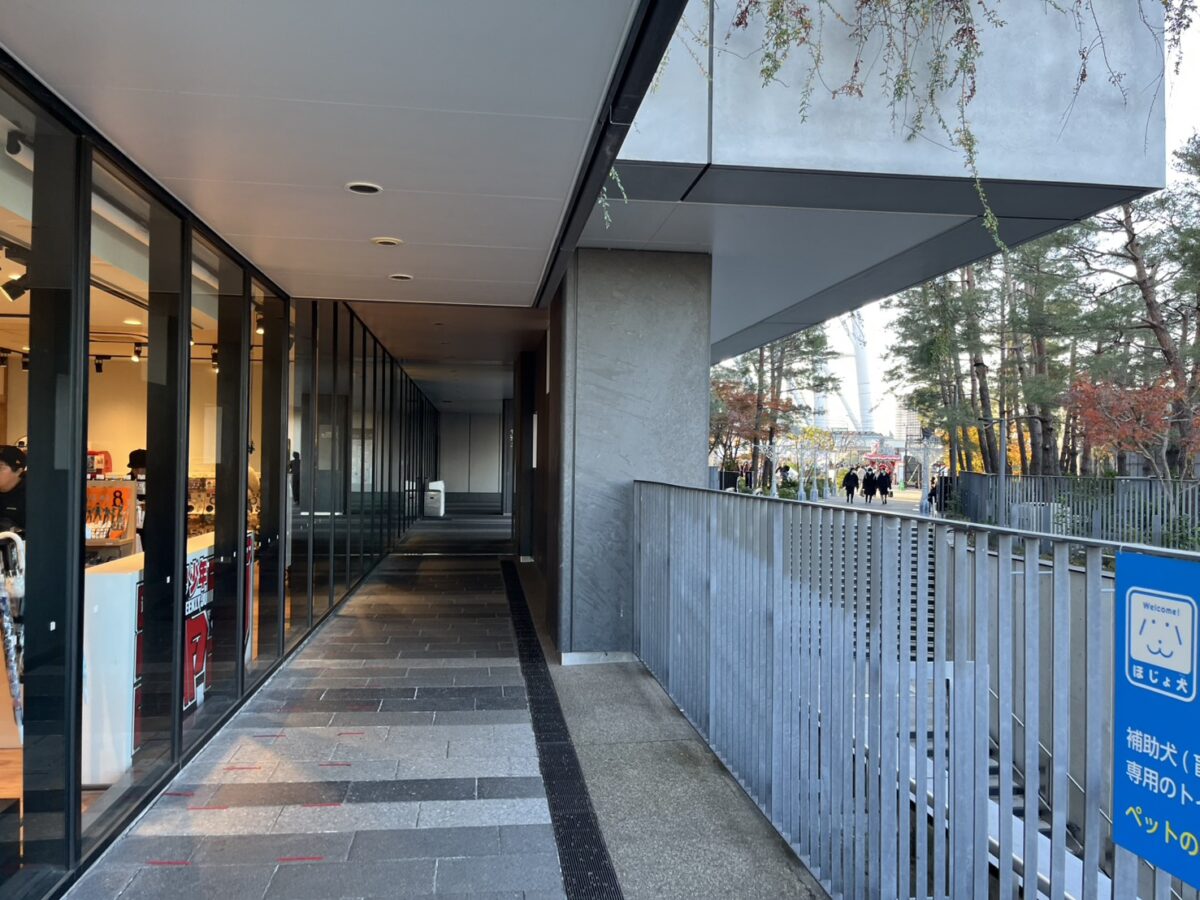 屋外回りルートの景色(突き当たりを左折した先)|雨除け沿いに進む