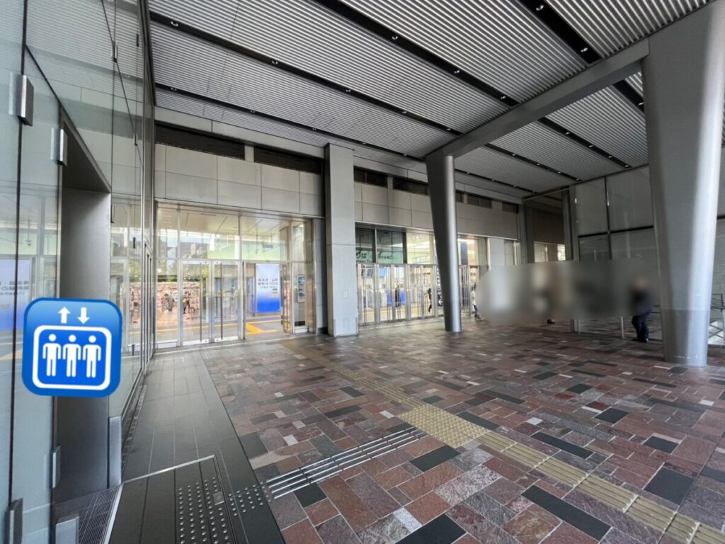 八重洲中央口 改札外 エレベーター周辺の様子