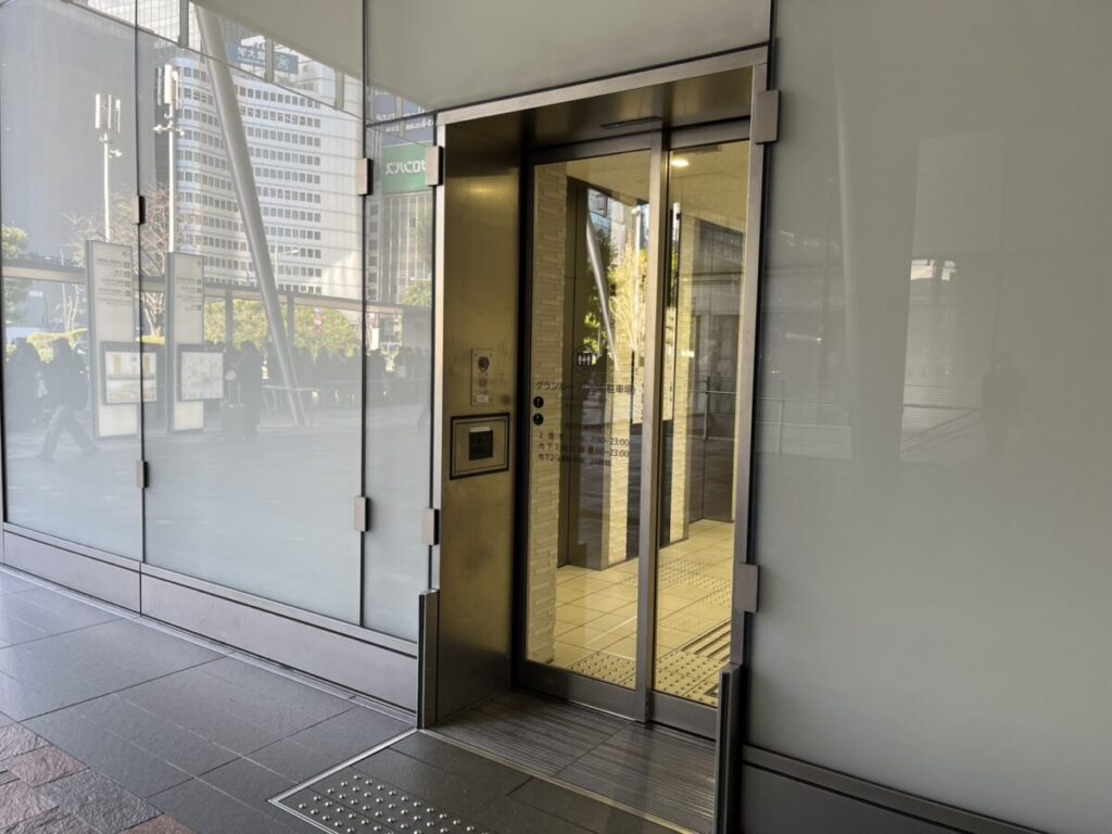 八重洲中央口 改札外 エレベーター周辺の様子