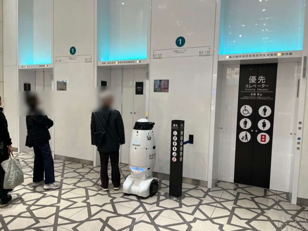 東京駅八重洲口 04 大丸東京店内 有楽町川 ミュウミュウ付近のエレベーター入口