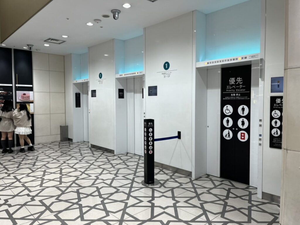 東京駅八重洲口 05 大丸東京店内 デパ地下スイーツ売り場 神田側のエレベーター入口