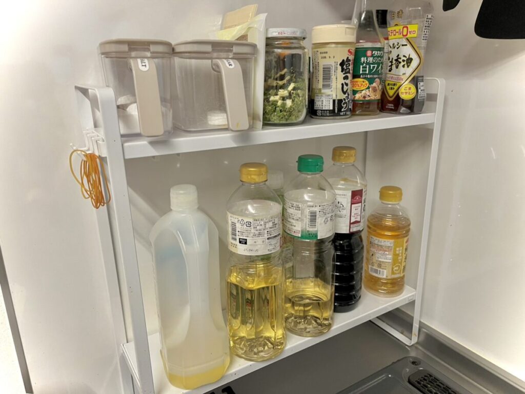 山崎実業のキッチンラックに調味料を収納して実際に使用している様子